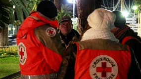 Bénévoles de la Croix-Rouge auprès de sans domicile fixe à Nice. La vague de froid venue d'Europe de l'Est va s'amplifier en France cette semaine avec des températures pouvant atteindre - 8 à - 14° en fin de nuit en Alsace, Franche-Comté et Rhône-Alpes, s