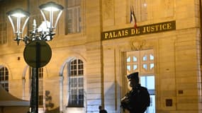 Un policier en faction devant le palais de justice de Vesoul le 17 novembre 2020