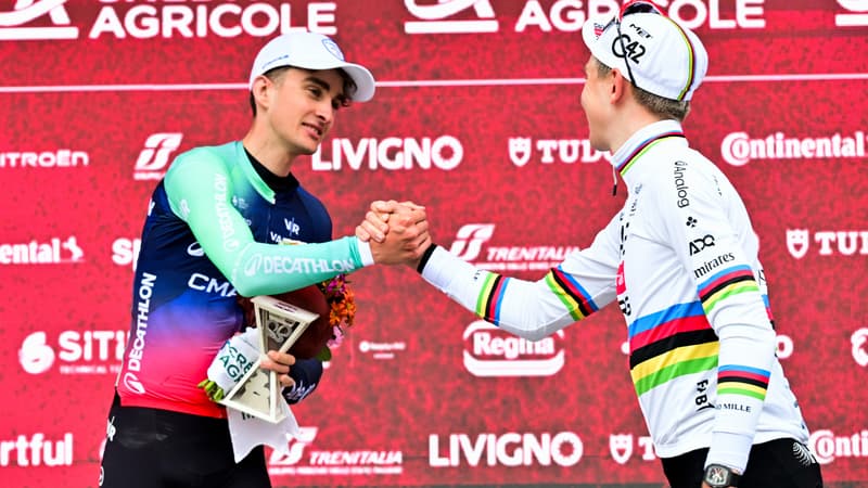 Paul Seixas et Tadej Pogacar sur le podium des Strade Bianche le 7 mars 2026 2273826