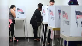 Des Américains votent de manière anticipée aux midterms en Californie, le 5 novembre 2018.