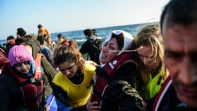 Des migrants et des réfugiés arrivent sur l'île grecque de Lesbos le 17 novembre 2015