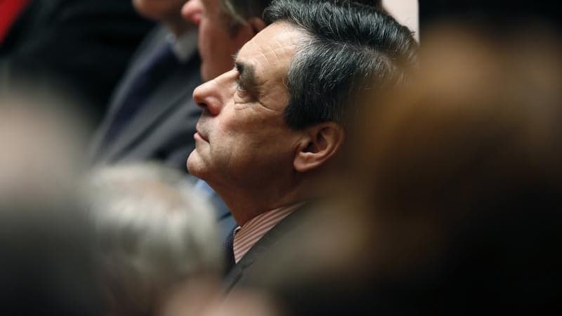 François Fillon commet "une erreur tactique majeure" en entretenant le doute sur son éventuelle candidature à la présidence de l'UMP et doit prendre les rênes du premier parti d'opposition s'il veut espérer s'imposer comme le candidat de la droite en 2017