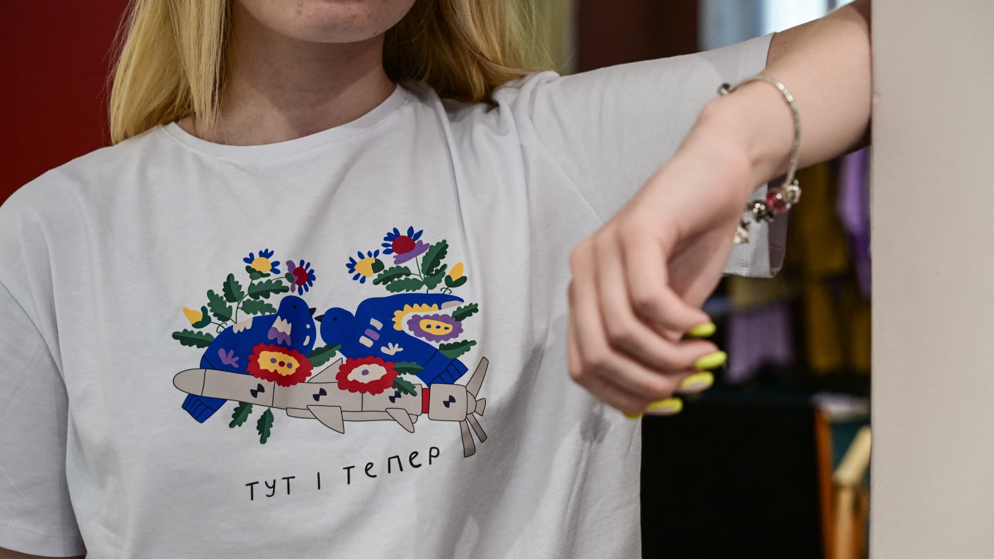 Anna Perebynos, 22 ans, pose avec un tee-shirt de la marque Balcony Garment inspiré du conflit en Ukraine, à Kiev, le 2 juillet 2022
