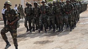 Des soldats somaliens le 12 avril 2015 à Mogadiscio, lors d'un défilé militaire