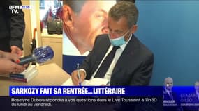 Nicolas Sarkozy dédicace son nouveau livre à l'équipe du 22h Max