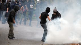 Heurts entre militants radicaux mobilisés "contre les armes de la police" et forces de l'ordre, vendredi, à Pont-de-Buis, dans le Finistère.