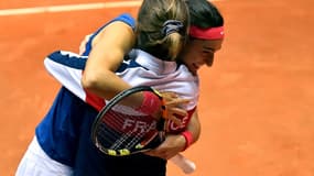 Caroline Garcia dans les bras de la Capitaine Amélie Mauresmo