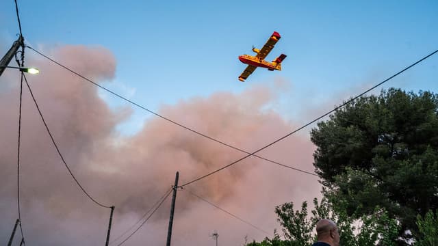 Un canadair survole l'incendie