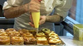 Devant la pâtisserie du français Dominque Ansel, qui fabrique le "cronut", la file d’attente s’allonge chaque matin et les curieux arrivent de plus en plus tôt.