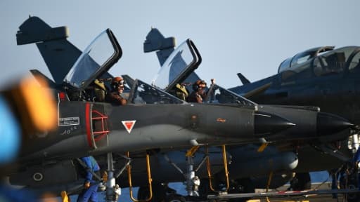Soldats français à bord du porte-avions Charles-de-Gaulle le 22 novembre 2015 en Méditerranée orientale