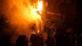 Tentative d'extinction d'un incendie qui s'est déclaré lors d'affrontements entre manifestants et forces de l'ordre sur la place Tahrir, au Caire, où des milliers de personnes s'étaient réunies pour contester l'autorité de l'armée après la chute du régime