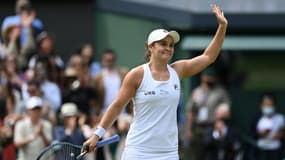 Ashleigh Barty victorieuse d'Angelique Kerber à Wimbledon, le 8 juillet 2021  