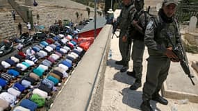 Des forces de sécurité israéliennes en faction le 20 juillet 2017 près de la Porte des Lions, qui donne accès à la vieille ville de Jérusalem, où prient des Palestiniens protestant contre les nouvelles mesures de sécurité à la mosquée Al...