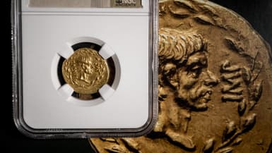 Une pièce d'or romaine à l'effigie de Brutus exposée à la salle des ventes Numismatica Genevensis à Genève, en Suisse, le 4 décembre 2024.
