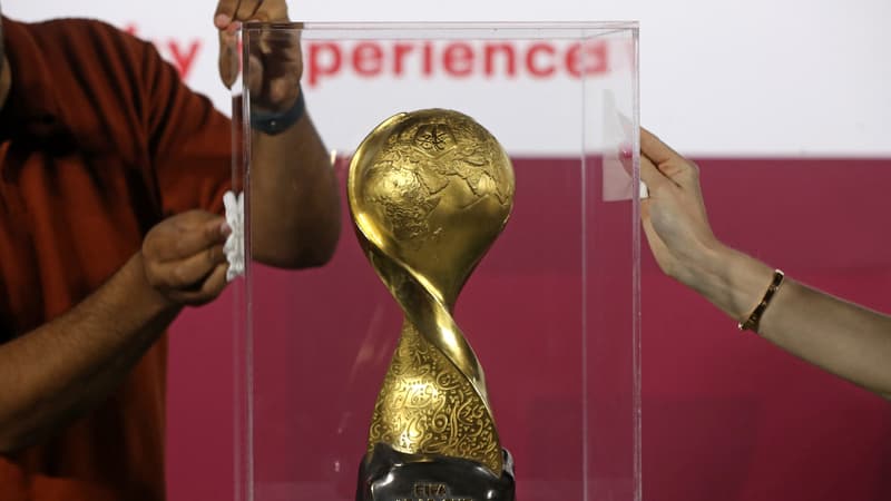Le trophée de la Coupe arabe de football au Qatar