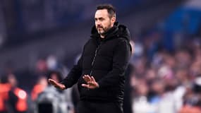 Roberto De Zerbi en train de donner des consignes pendant un match de l'OM en Ligue 1, décembre 2024