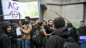 Des étudiants bloquent l'université de Grenoble pour protester contre la réforme de l'accès à l'université, le 3 mai 2018