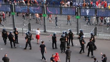 Des supporters devant le Stade de France en marge de la finale de la Ligue des champions