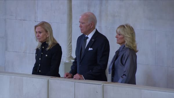 Le président américain Joe Biden se recueille auprès du cercueil d'Elizabeth II à Londres (Royaume-Uni), le 18 septembre 2022.