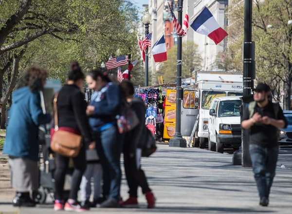 Les drapeaux français et américain flottent dans les rues de Washington
