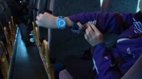 Ce bracelet avertit les parents que leur enfant est bien à bord du car scolaire