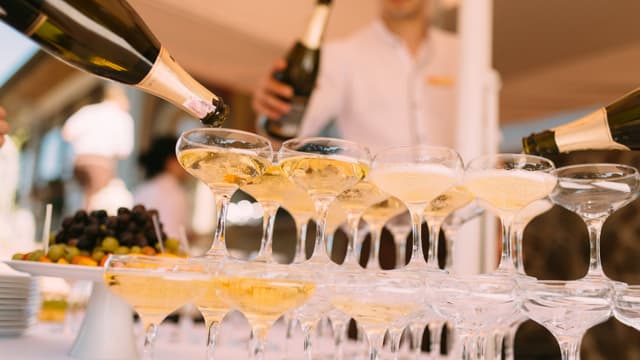 Des coupes de champagne (illustration)