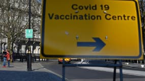 Un panneau indiquant un centre de vaccination à Londres le 22 mars 2021