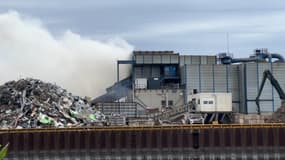 Un incendie au port du Rhin le 1er juillet 2023 à Strasbourg. 