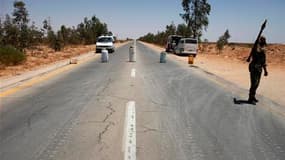 Barrage routier installé par les rebelles près de Tiji, dans l'ouest de la Libye. L'armée fidèle à Mouammar Kadhafi et les insurgés ont entamé lundi le mois de jeûne du ramadan sans marquer de répit sur le terrain après cinq mois de combats. /Photo prise