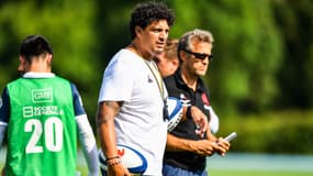 Karim Ghezal et Fabien Galthié à l'entraînement du XV de France, le 21 juin 2022