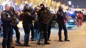 Les forces de l'ordre sur les Champs-Elysées, le 1er décembre