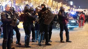 Les forces de l'ordre sur les Champs-Elysées, le 1er décembre