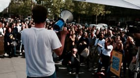 Un rassemblement du parti politique Allons enfants le 14 mai 2017 place de la République à Paris, lors du lancement de la campagne des législatives.