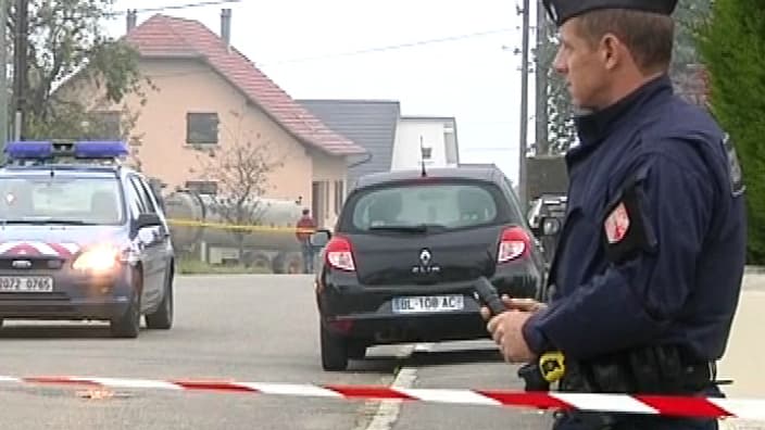 Enquêteurs devant la maison où s'est produit le drame à Moernach, dans le Haut-Rhin, ce mercredi matin.