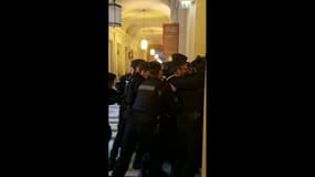 Action du barreau de Paris contre la réforme des retraites: les gendarmes organisent une "mêlée" pour contrer les avocats en colère