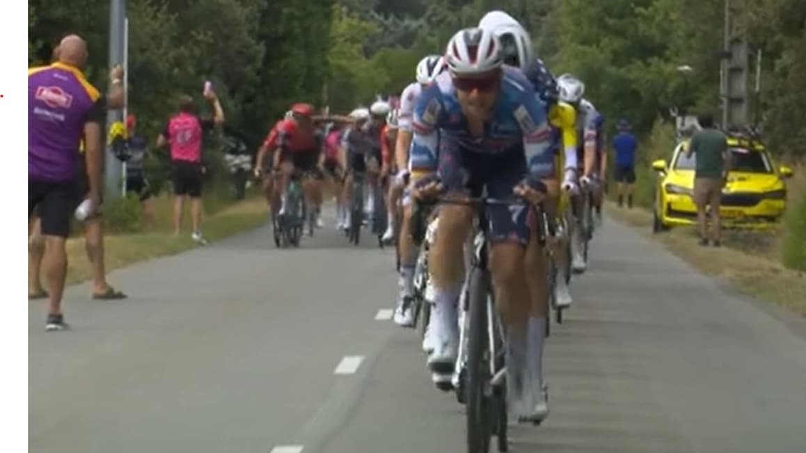 Amaury Capiot et Jonas Rickaert (à gauche en arrière plan) s'accrochent lors de la 17e étape du Tour de France, le 23 juillet 2025 Amaury Capiot et Jonas Rickaert (à gauche en arrière plan) s'accrochent lors de la 17e étape du Tour de France, le 23 juillet 2025