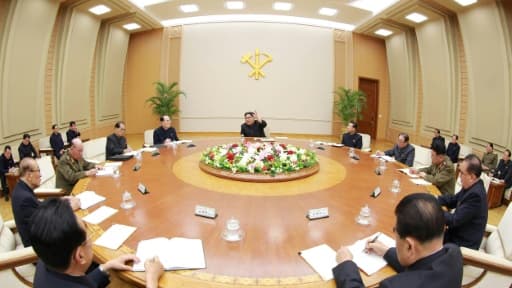Réunion du Bureau politique, sous la direction de Kim Jong Un (image diffusée par l'agence officielle KCNA) Réunion du Bureau politique, sous la direction de Kim Jong Un (image diffusée par l'agence officielle KCNA)