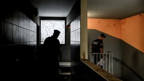 Des policiers dans les coursives du bâtiment Le Carrare à Échirolles, le 26 septembre 2024 