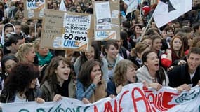 Manifestation des lycéens à Lyon. Près de 300 lycées sur 4.302 étaient touchés à des degrés divers par le mouvement national de contestation contre la réforme des retraites, selon le ministère de l'Education nationale. /Photo prise le 12 octobre 2010/REUT
