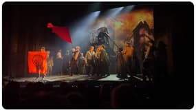 Des militants écologistes de Just Stop Oil interrompent une représentation des Misérables à Londres (Royaume-Uni) le 4 octobre 2023.