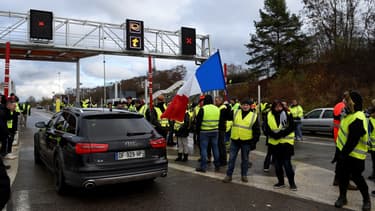 Un rassemblement de gilets jaunes le 24 novembre sur l'A34.