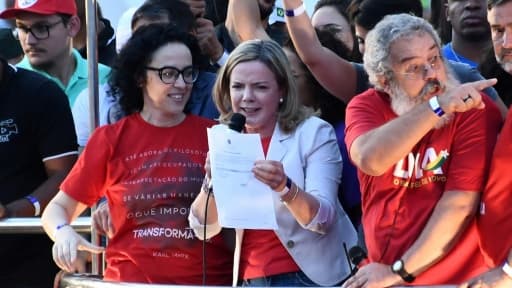 La présidente du Parti des travailleurs brésilien montre le document d'inscrpiton de l'ancien président brésilien Luiz Inacio Lula da Silva à l'élection présidentielle du 7 octobre prochain à Brasilia, le 15 août 2018 La présidente du Parti des travailleurs brésilien montre le document d'inscrpiton de l'ancien président brésilien Luiz Inacio Lula da Silva à l'élection présidentielle du 7 octobre prochain à Brasilia, le 15 août 2018