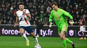 L'attaquant portugais du PSG Gonçalo Ramos au duel avec le gardien de Metz Jonathan Fischer, 13 décembre 2025