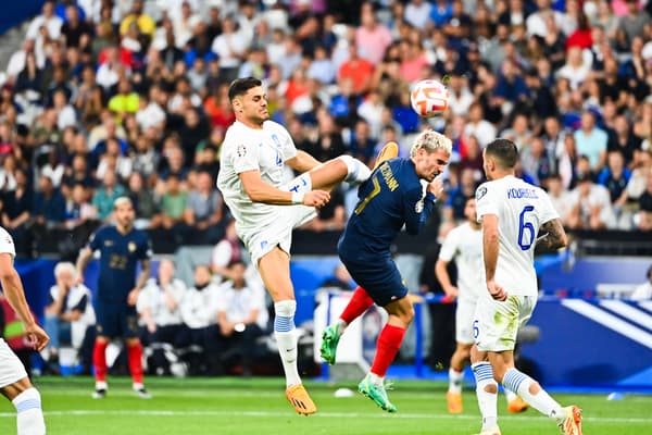 Antoine Griezmann victime d'une intervention dangereuse au niveau de la tête lors de France-Grèce, le 19/06/2023 Antoine Griezmann victime d'une intervention dangereuse au niveau de la tête lors de France-Grèce, le 19/06/2023
