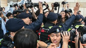 La police bloque les journalistes à la sortie du palais de justice de West Kowloon à Hong Kong le 19 novembre 2024