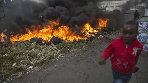 Pneus incendiés le 17 avril 2015 lors de violences xénéphobes à Jeppestown, un quartier de Johannesburg