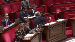 Le ministre de la Justice, Eric Dupond-Moretti, fait un bras d'honneur dans l'hémicycle de l'Assemblée nationale, le 7 mars 2023.
