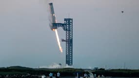  Le lanceur de 70 mètres de la fusée Starship de SpaceX a été récupéré à l'aide de bras mécaniques ce dimanche au Texas
