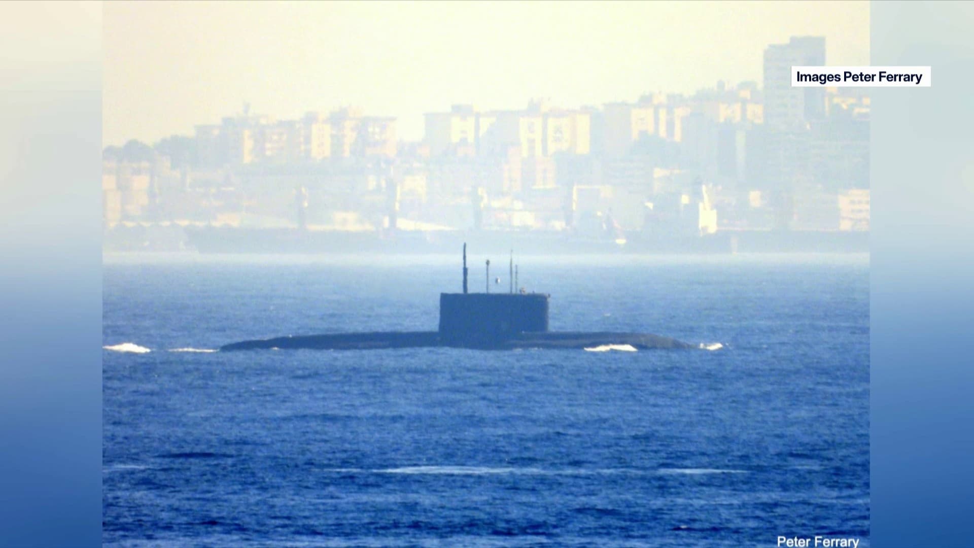 SITUATION HABITUELLE OU NAVIRE EN PERDITION? UN SOUS-MARIN RUSSE APERÇU AU LARGE DU DÉTROIT DE GIBRALTAR