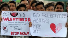 Des étudiants indonésiens manifestent contre la Saint-Valentin, le 13 février 2016 à Banda Aceh. 